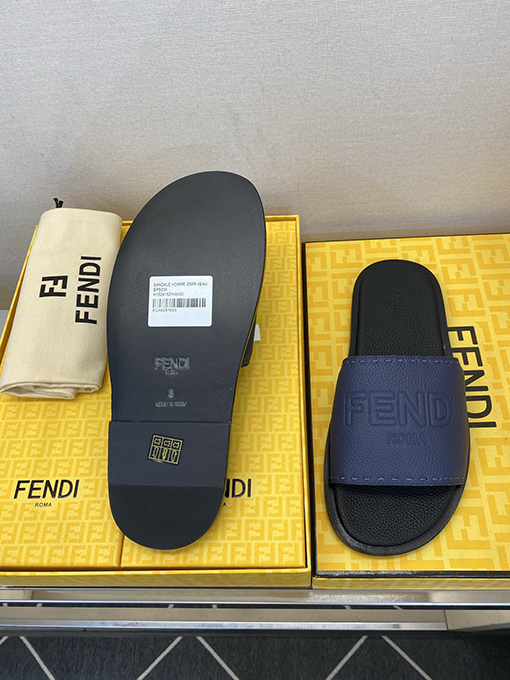 フェンディ 新モデル大きなロゴがエンボスされたメンズ本革スリッパ