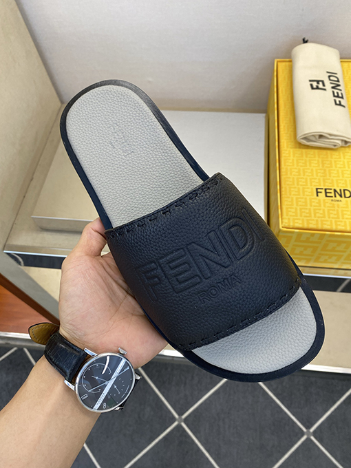 フェンディ 新モデル大きなロゴがエンボスされたメンズ本革スリッパ