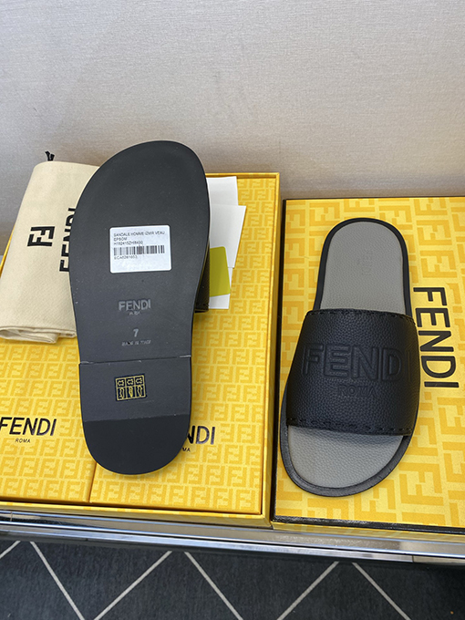 フェンディ 新モデル大きなロゴがエンボスされたメンズ本革スリッパ