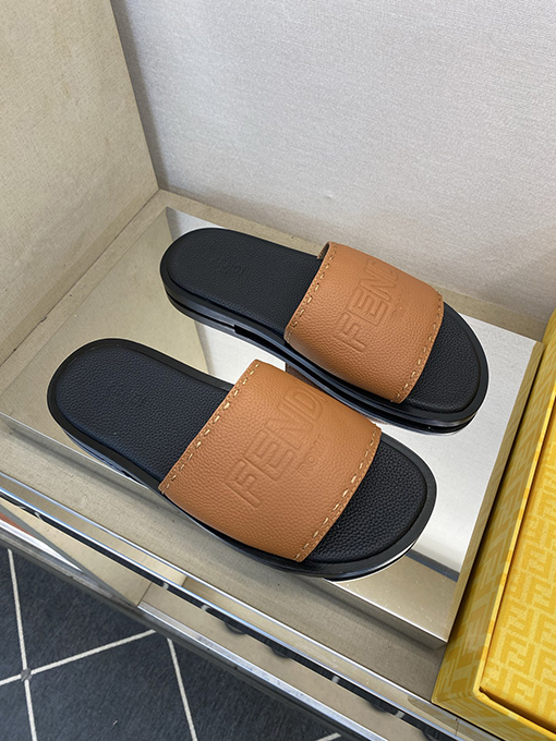 フェンディ 新モデル大きなロゴがエンボスされたメンズ本革スリッパ