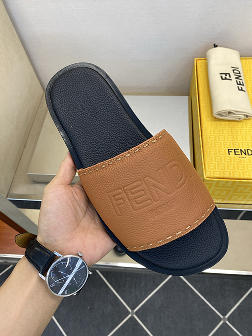 フェンディ 新モデル大きなロゴがエンボスされたメンズ本革スリッパ