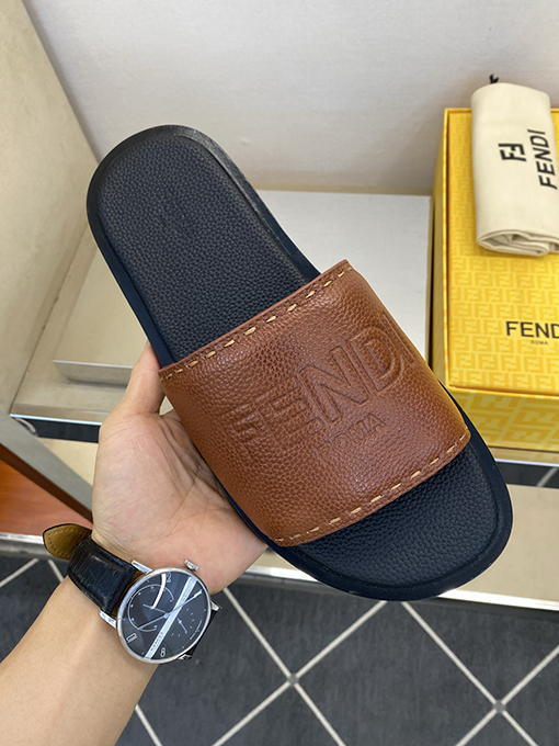 フェンディ 新モデル大きなロゴがエンボスされたメンズ本革スリッパ
