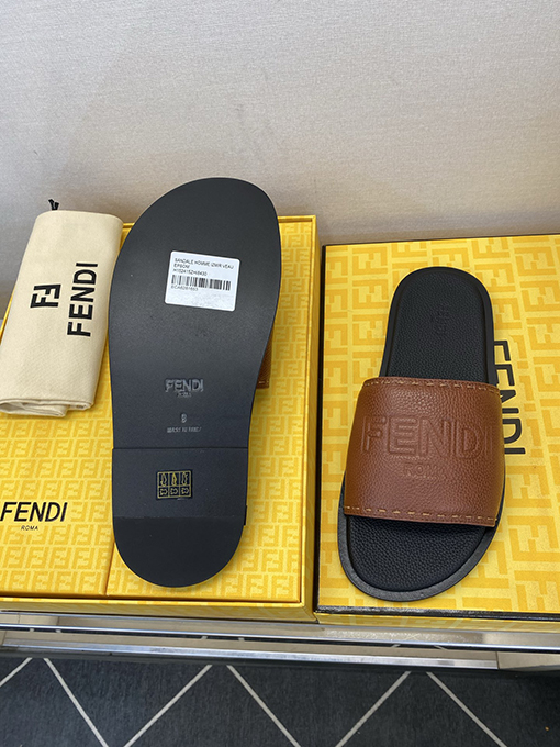 フェンディ 新モデル大きなロゴがエンボスされたメンズ本革スリッパ