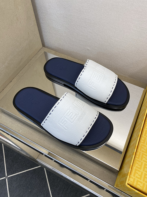 フェンディ 新モデル大きなロゴがエンボスされたメンズ本革スリッパ