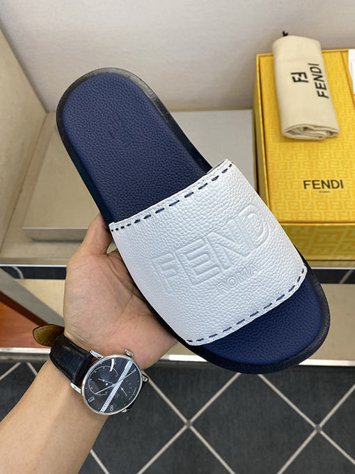 フェンディ 新モデル大きなロゴがエンボスされたメンズ本革スリッパ