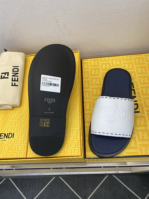 フェンディ 新モデル大きなロゴがエンボスされたメンズ本革スリッパ