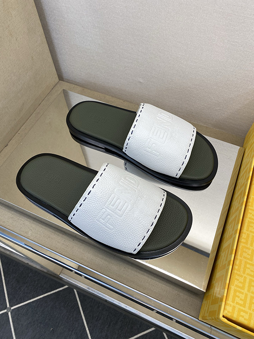フェンディ 新モデル大きなロゴがエンボスされたメンズ本革スリッパ