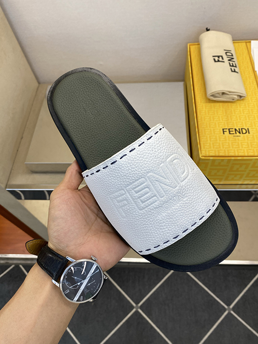 フェンディ 新モデル大きなロゴがエンボスされたメンズ本革スリッパ