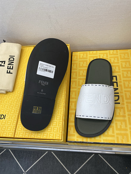 フェンディ 新モデル大きなロゴがエンボスされたメンズ本革スリッパ