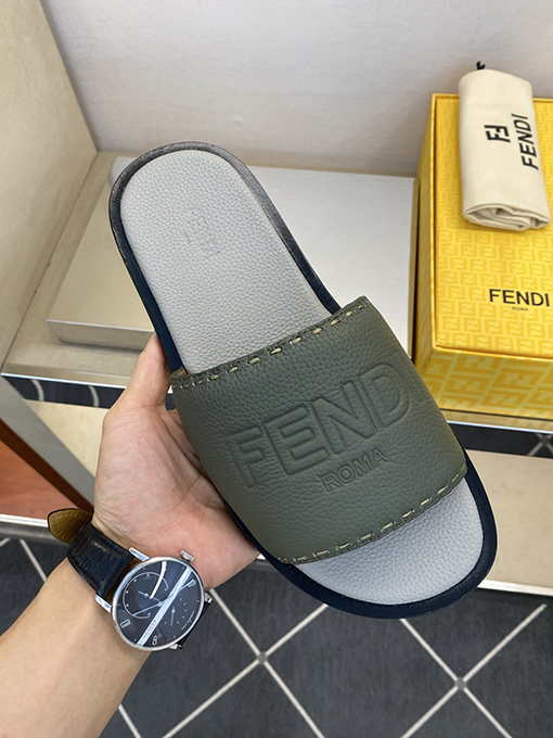 フェンディ 新モデル大きなロゴがエンボスされたメンズ本革スリッパ