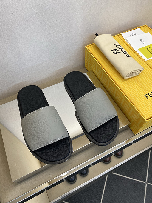 フェンディ 新モデル大きなロゴがエンボスされたメンズ本革スリッパ