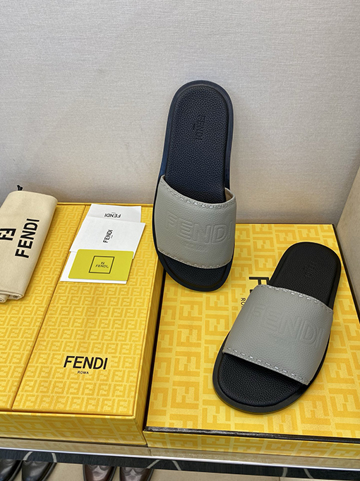 フェンディ 新モデル大きなロゴがエンボスされたメンズ本革スリッパ