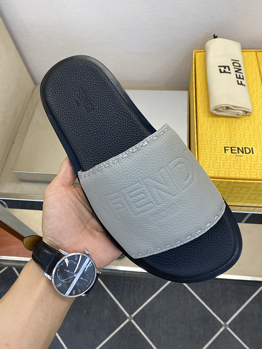 フェンディ 新モデル大きなロゴがエンボスされたメンズ本革スリッパ
