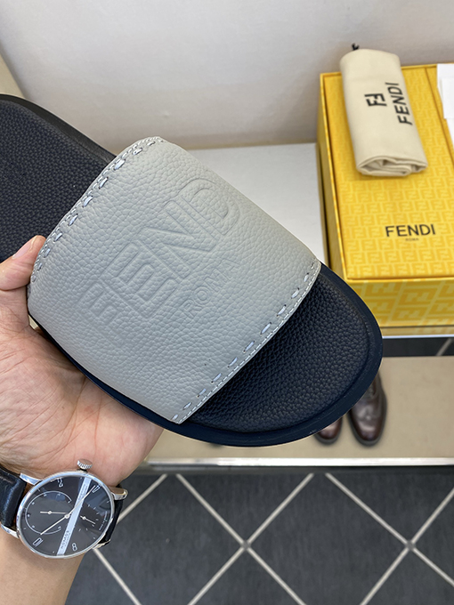 フェンディ 新モデル大きなロゴがエンボスされたメンズ本革スリッパ