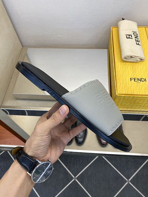 フェンディ 新モデル大きなロゴがエンボスされたメンズ本革スリッパ