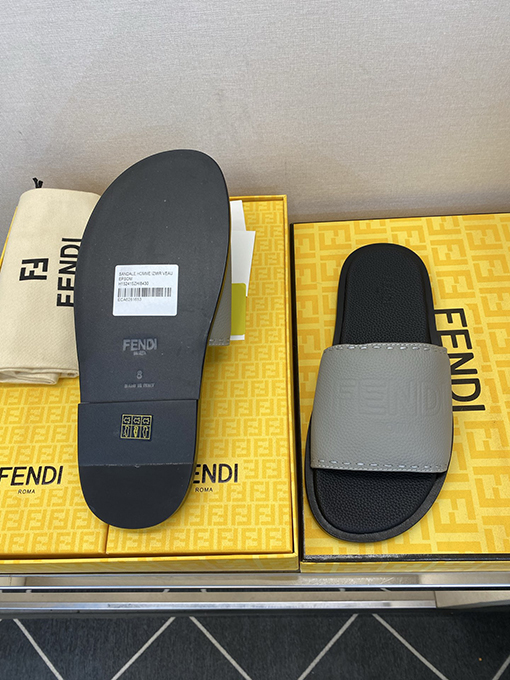 フェンディ 新モデル大きなロゴがエンボスされたメンズ本革スリッパ