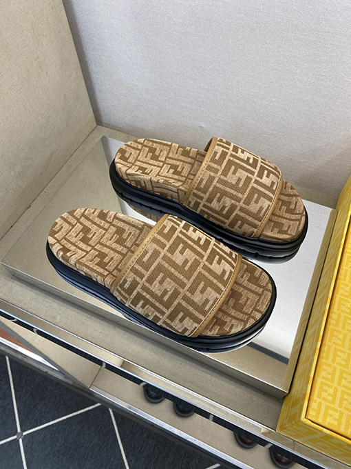 フェンディコピー 高品質のメンズスリッパ
