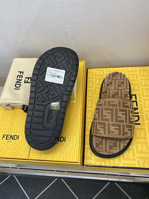 フェンディコピー 高品質のメンズスリッパ
