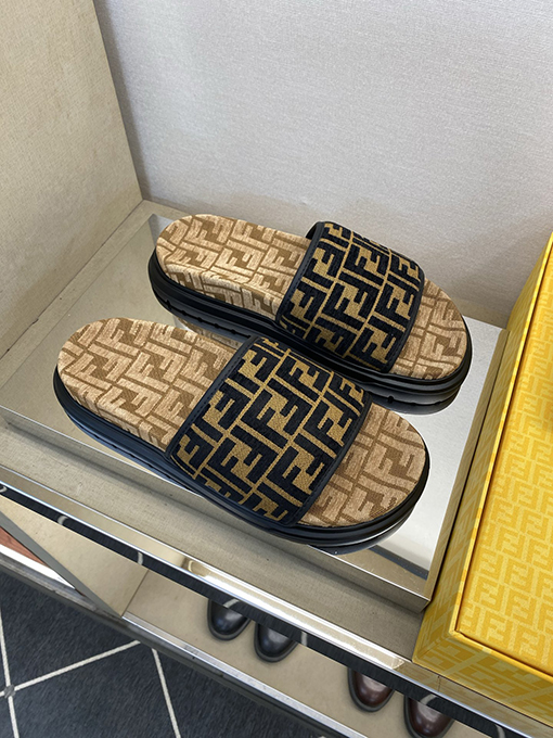 フェンディコピー 高品質のメンズスリッパ