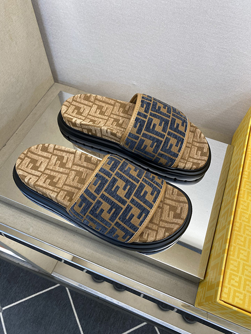 フェンディコピー 高品質のメンズスリッパ