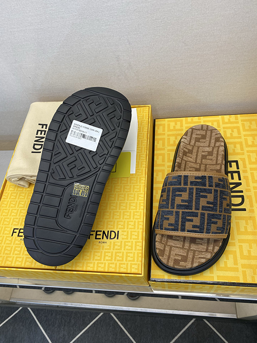 フェンディコピー 高品質のメンズスリッパ