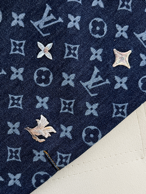 ルイヴィトン クラシックな花柄刺繍入りデニムジャケット