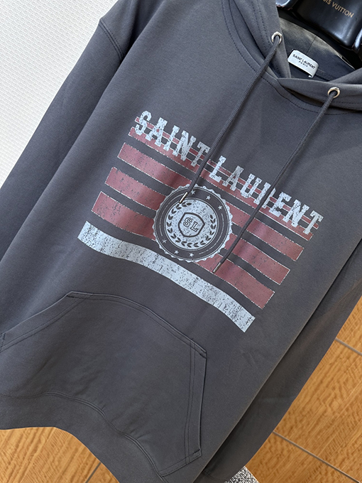 サンローランコピー SAINT LAURENT レトロなバッジプリントパーカー