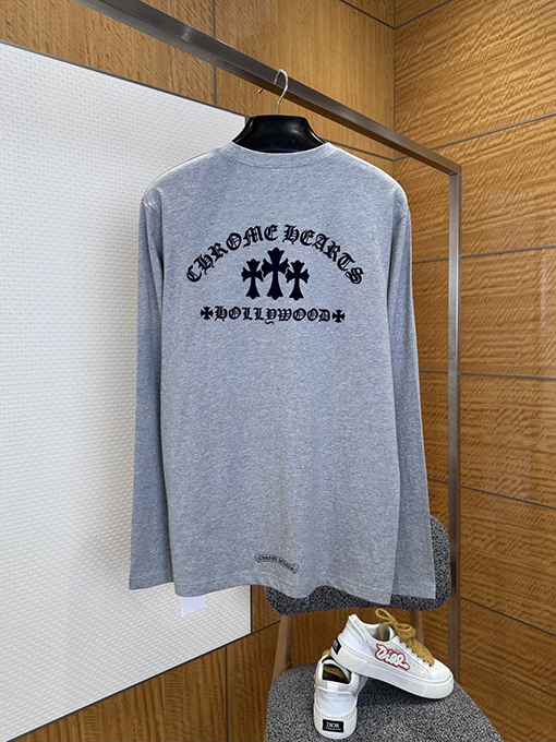 クロムハーツ 前面と背面にフロッキーのクロス柄があしらわれた長袖シャツ