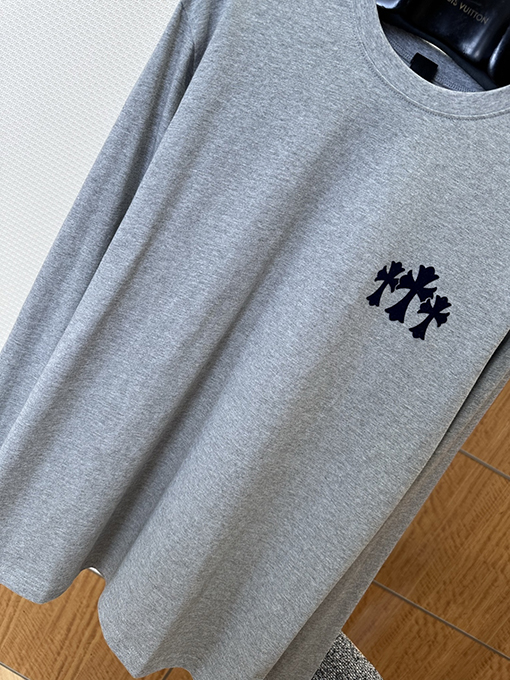 クロムハーツ 前面と背面にフロッキーのクロス柄があしらわれた長袖シャツ