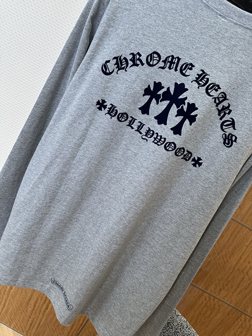 クロムハーツ 前面と背面にフロッキーのクロス柄があしらわれた長袖シャツ