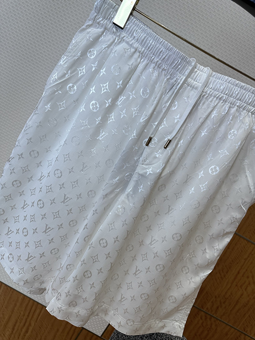 ルイヴィトン ダークカラーのモノグラムサテンのキューバカラー半袖シャツとショートパンツのスーツ