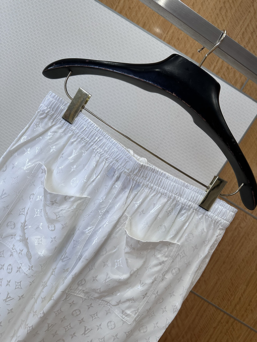 ルイヴィトン ダークカラーのモノグラムサテンのキューバカラー半袖シャツとショートパンツのスーツ