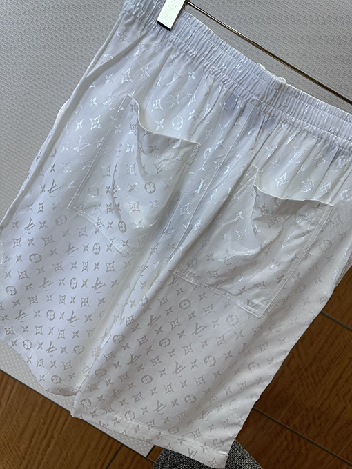 ルイヴィトン ダークカラーのモノグラムサテンのキューバカラー半袖シャツとショートパンツのスーツ