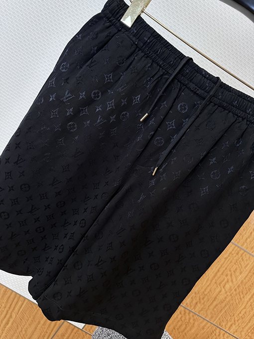 ルイヴィトン ダークカラーのモノグラムサテンのキューバカラー半袖シャツとショートパンツのスーツ