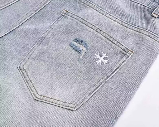 クロムハーツコピーデニムショーツ クラシックな刺繍ロゴ入りダメージデニムショーツ