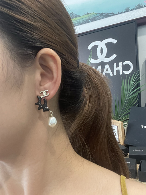 シャネルスーパーコピー レディース黒い樹脂製の木の枝を模したパールペンダントイヤリング
