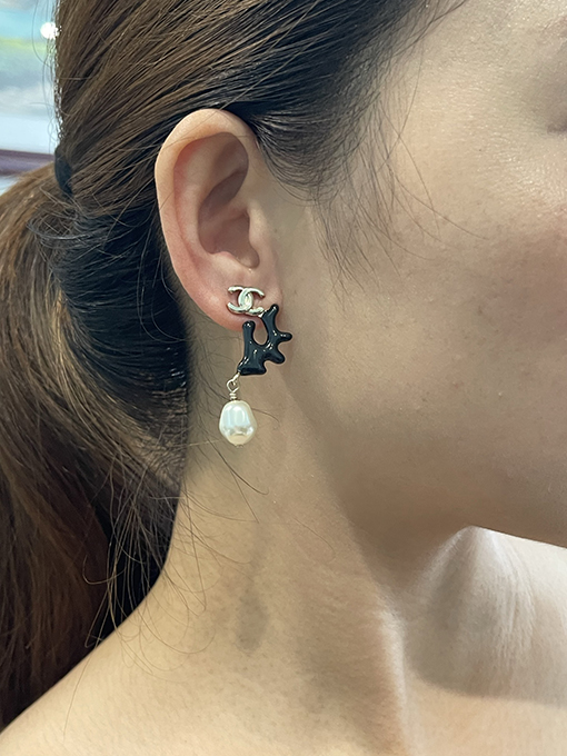 シャネルスーパーコピー レディース黒い樹脂製の木の枝を模したパールペンダントイヤリング