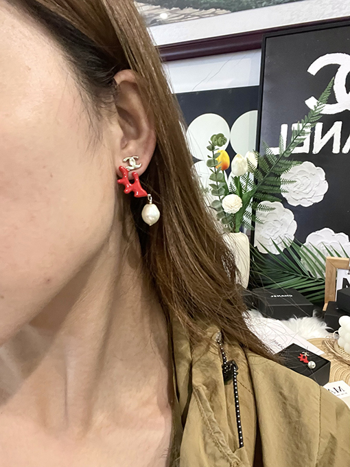 シャネルスーパーコピー レディース黒い樹脂製の木の枝を模したパールペンダントイヤリング