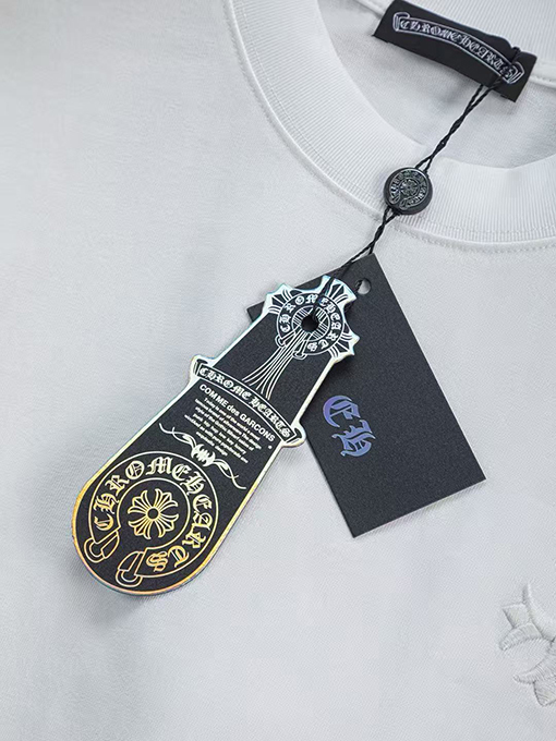 クロムハーツスーパーコピー クラシックなクロスバッジの縁タッセル付き半袖Tシャツ