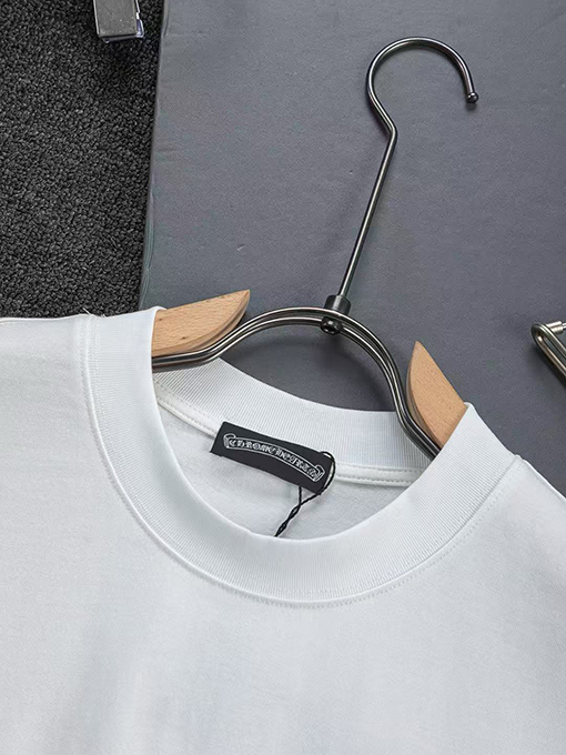 クロムハーツスーパーコピー クラシックなクロスバッジの縁タッセル付き半袖Tシャツ