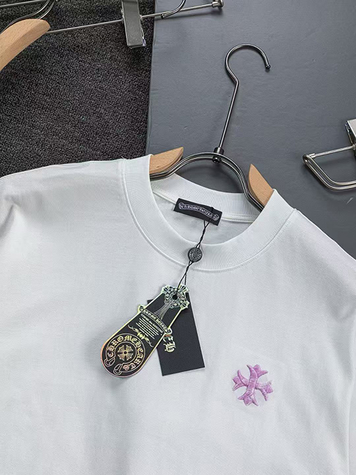 クロムハーツスーパーコピー クラシックなクロスバッジの縁タッセル付き半袖Tシャツ