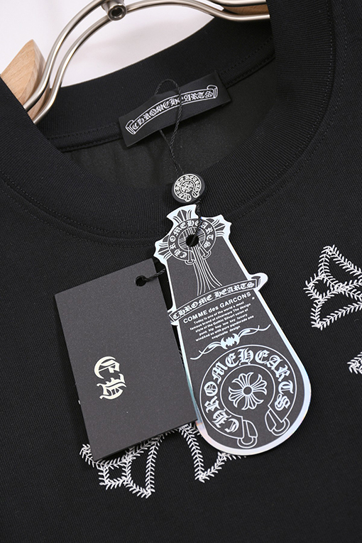 クロムハーツスーパーコピー クラシックなクロスバッジの縁タッセル付き半袖Tシャツ