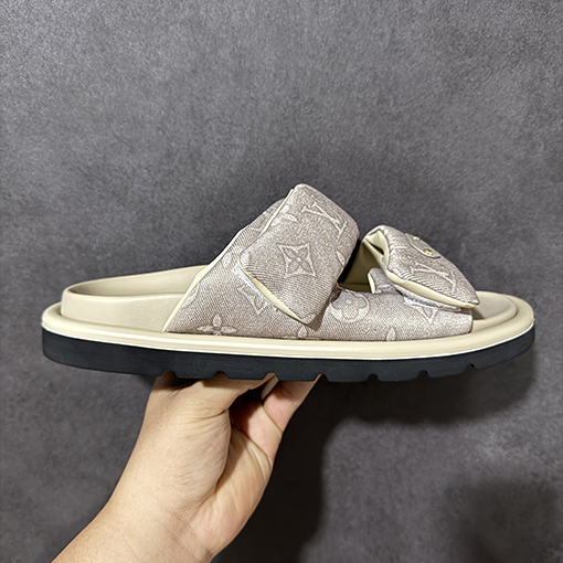 ルイヴィトンスーパーコピー LV Pool Pillow Comfort Mules Monogram サンセットシリーズのサンダル