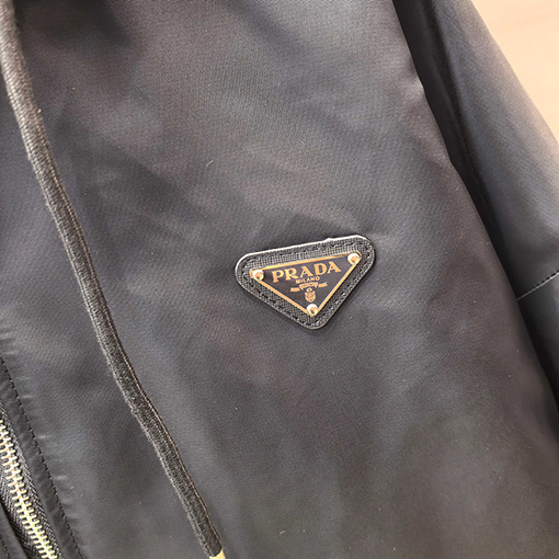 プラダ偽物 三角形のロゴが入ったリバーシブルナイロン両面ジャケット