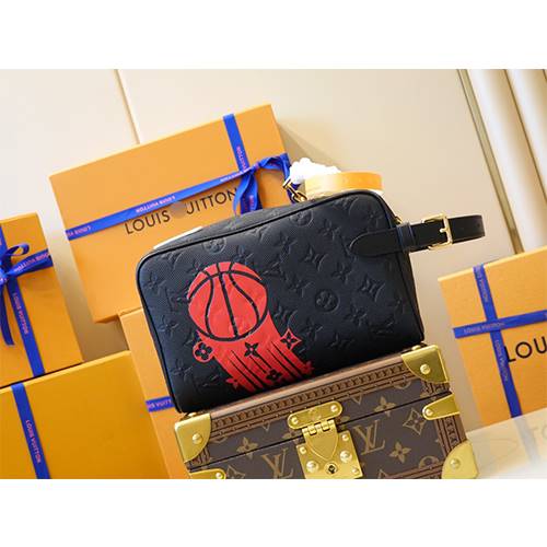 ルイヴィトン偽物×【NBA】M58515 CLOAKROOM DOPP KIT 高品質 セカンドバッグ ハンドバッグ  メンズレディース