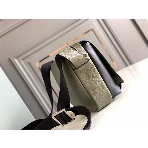 ロエベ偽物military messenger  ショルダー バック